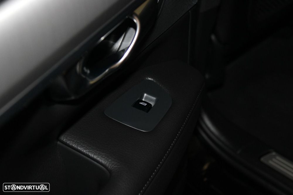 Volvo V90 2.0 T8 Momentum Plus AWD Geartronic - 24