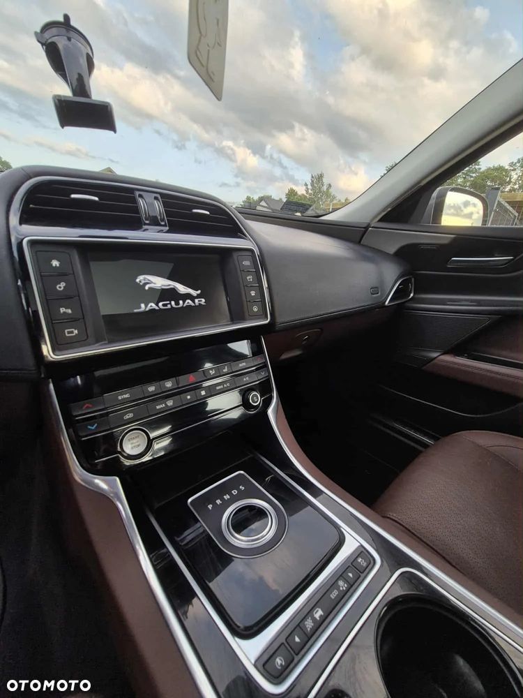 Jaguar XE 2.0 D Prestige - 12