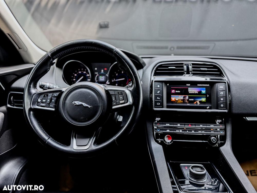 Jaguar F-Pace 25d AWD Aut. Prestige - 8