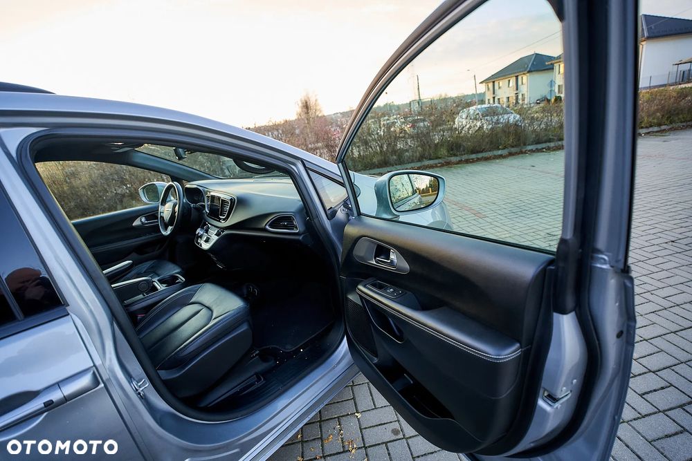 Chrysler Pacifica - 36