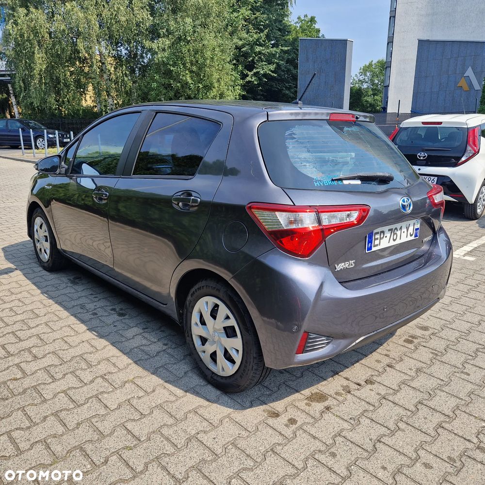 Toyota Yaris Hybrid 100 Sol - 4