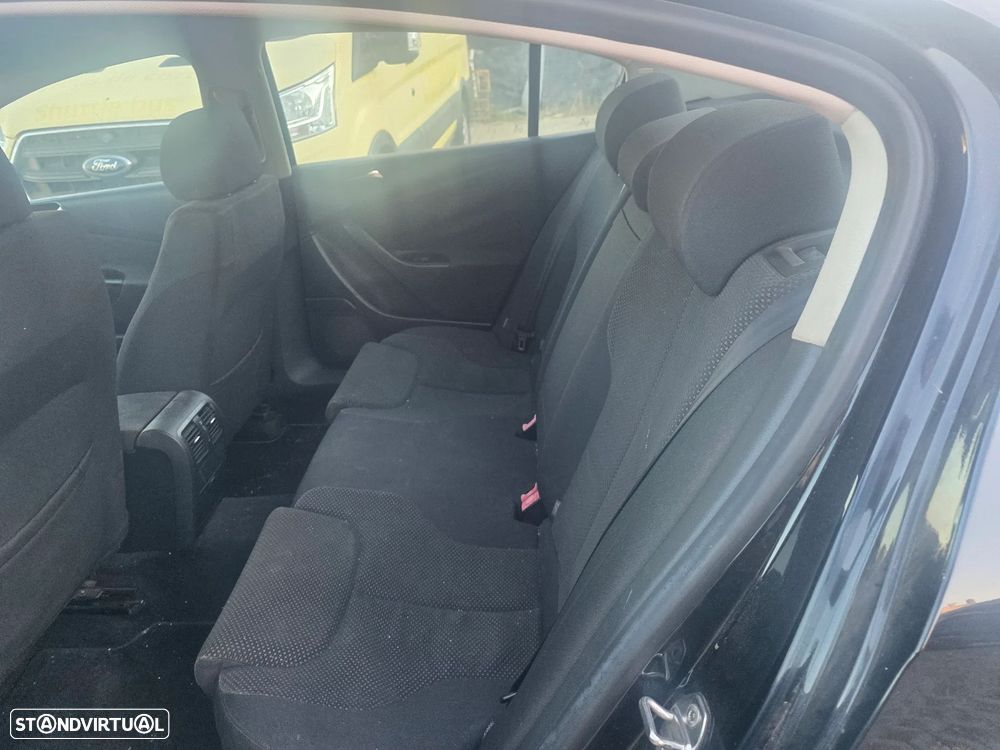 VW Passat 2.0 TDI Confortline - 8