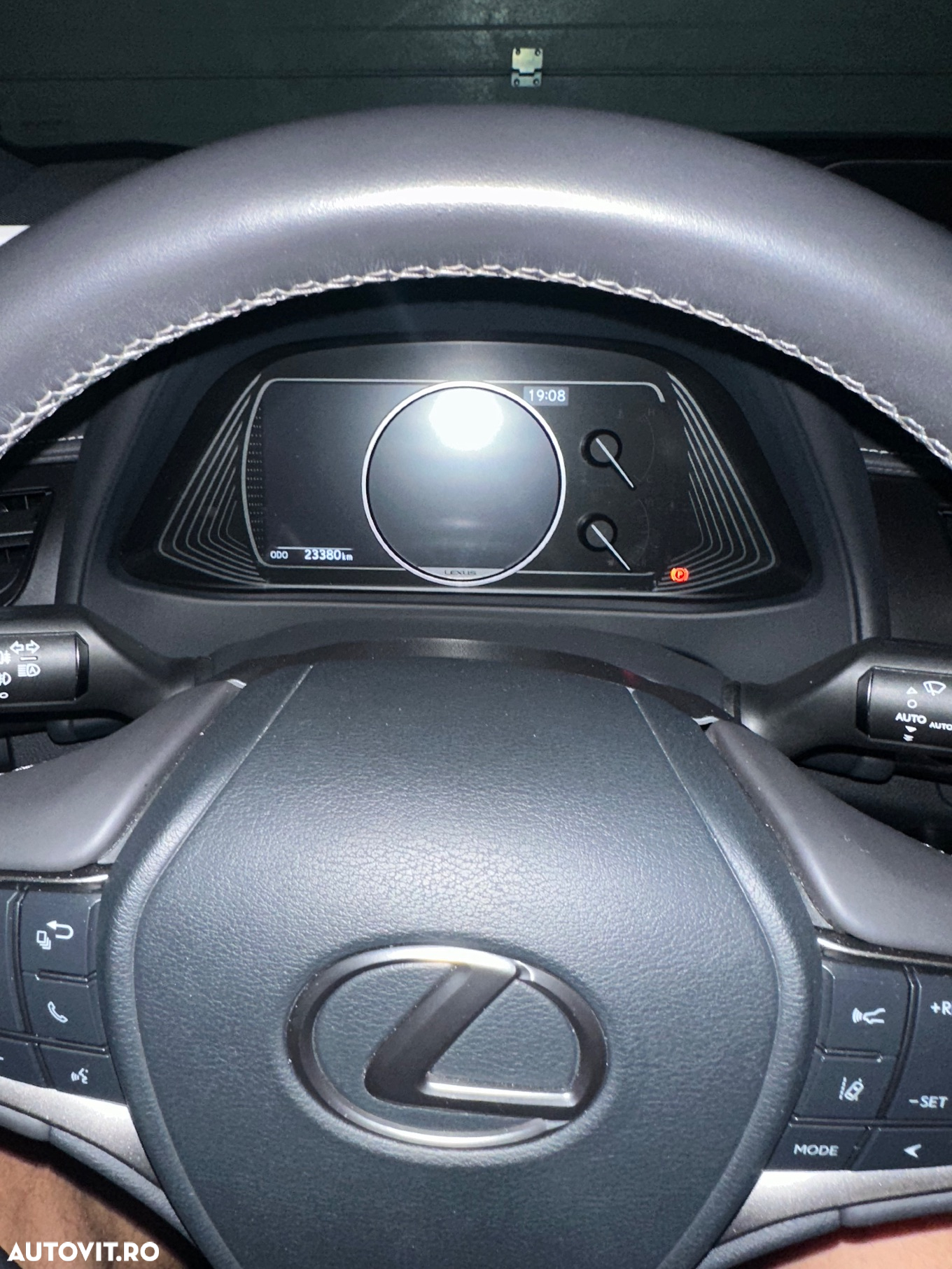 Lexus UX 250h 2.0L HEV 20H- (178 HP) 4X4 CVT Luxury - 35