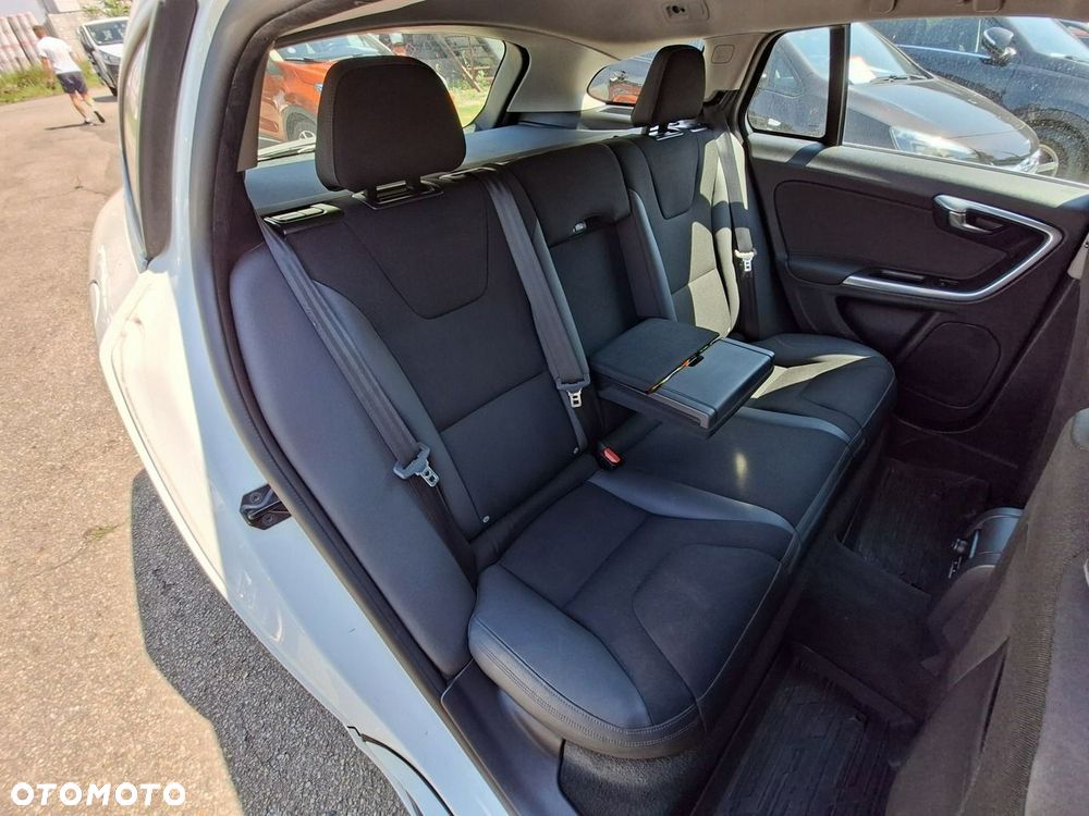 Volvo V60 D3 Momentum - 24