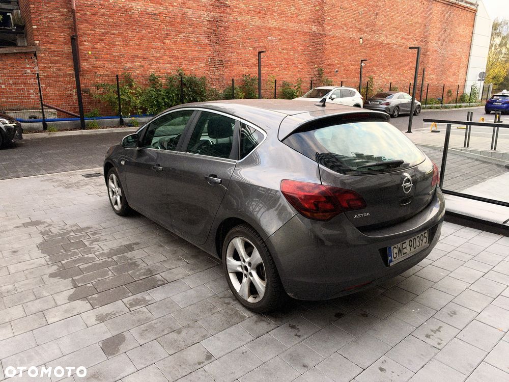 Opel Astra 2010 photo 4