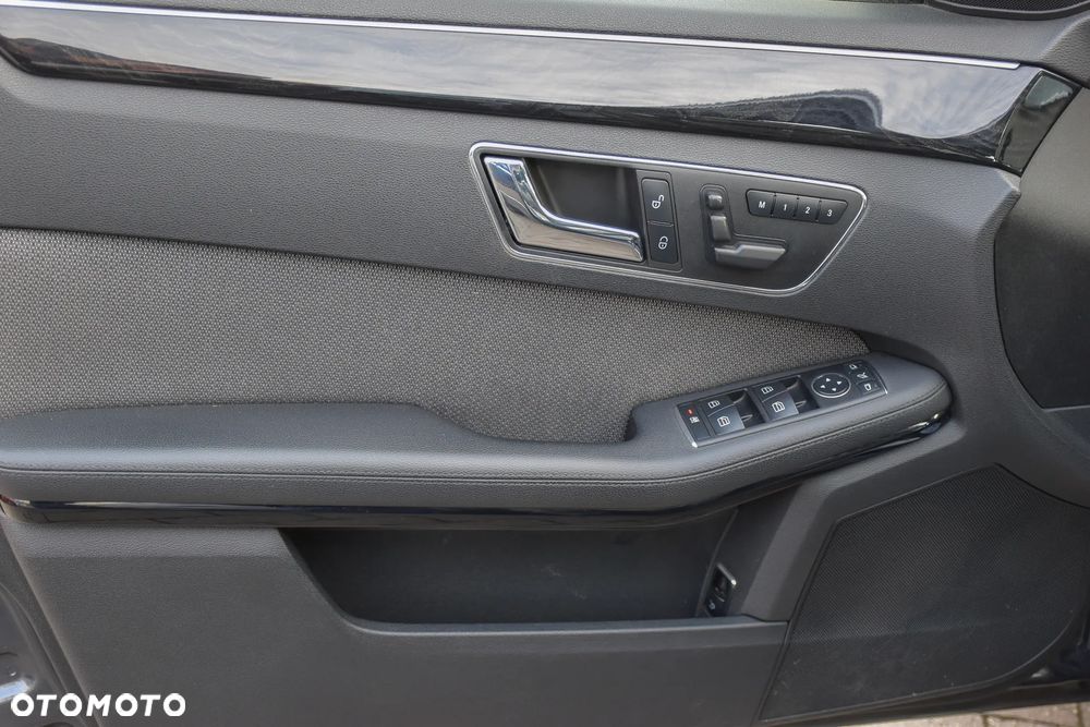 Mercedes-Benz Klasa E 350 CDI DPF 4Matic BlueEFFICIENCY 7G-TRONIC Avantgarde - 19