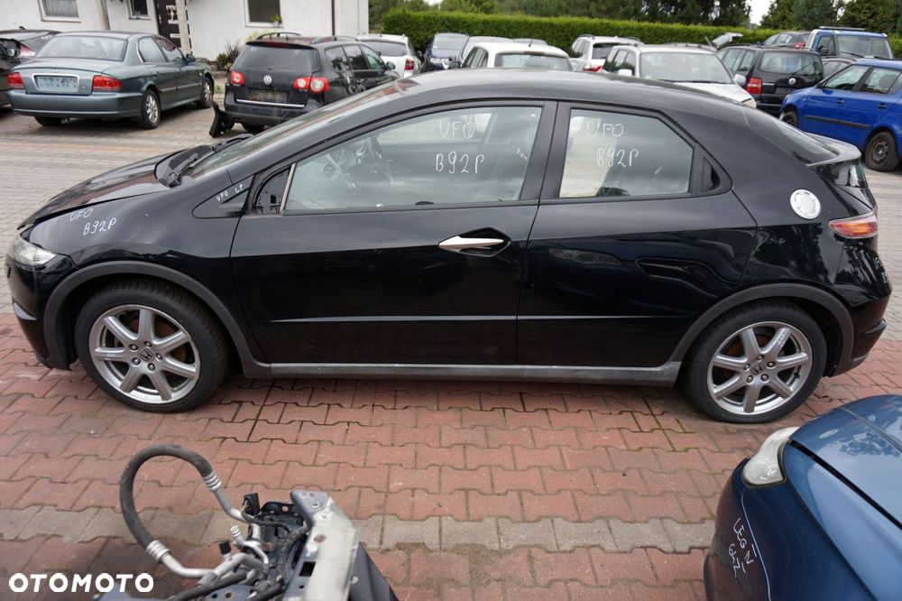HONDA CIVIC VIII 5D HB 2007 B92P 1.8 16V R18A2 140KM CZARNY na części - 2