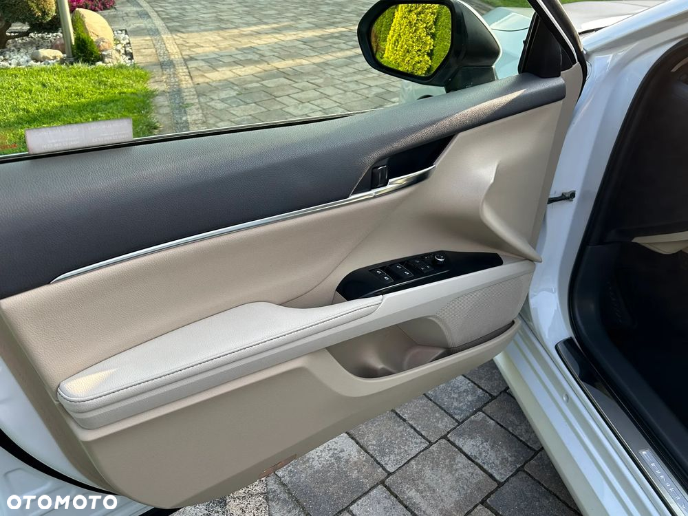 Toyota Camry 2.5 Hybrid Executive CVT - 18