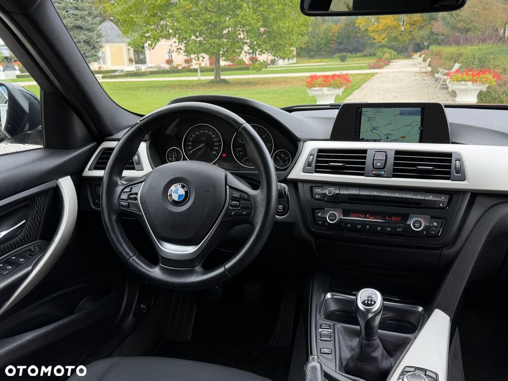 2015 BMW Seria 3 318d Advantage, photograph 11