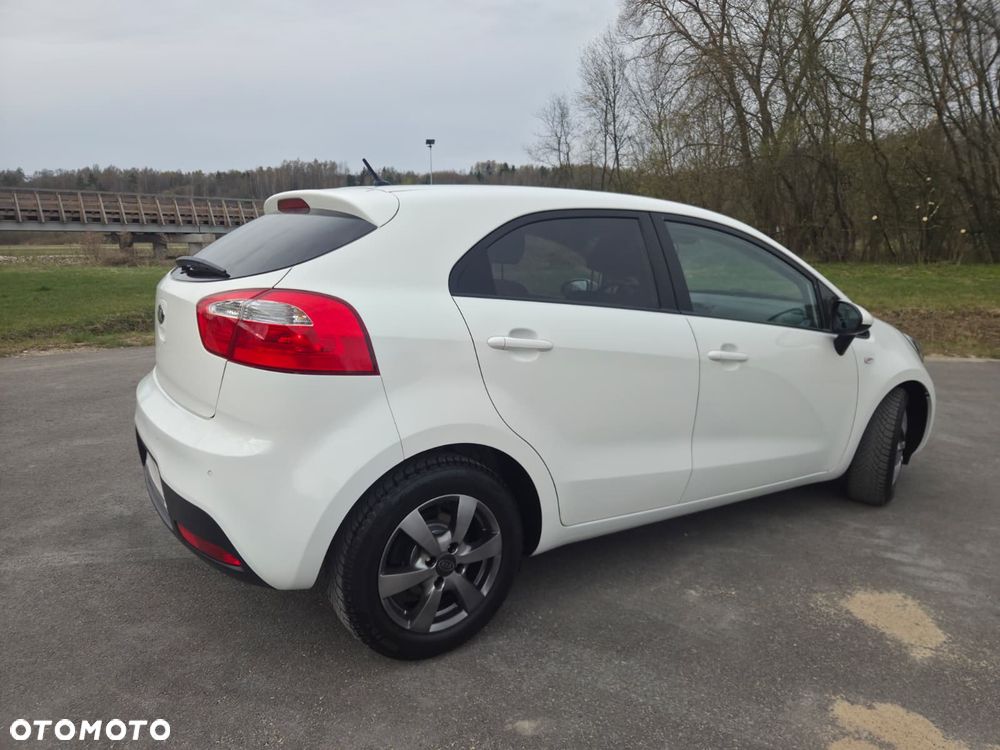Kia Rio 1.2 L - 5
