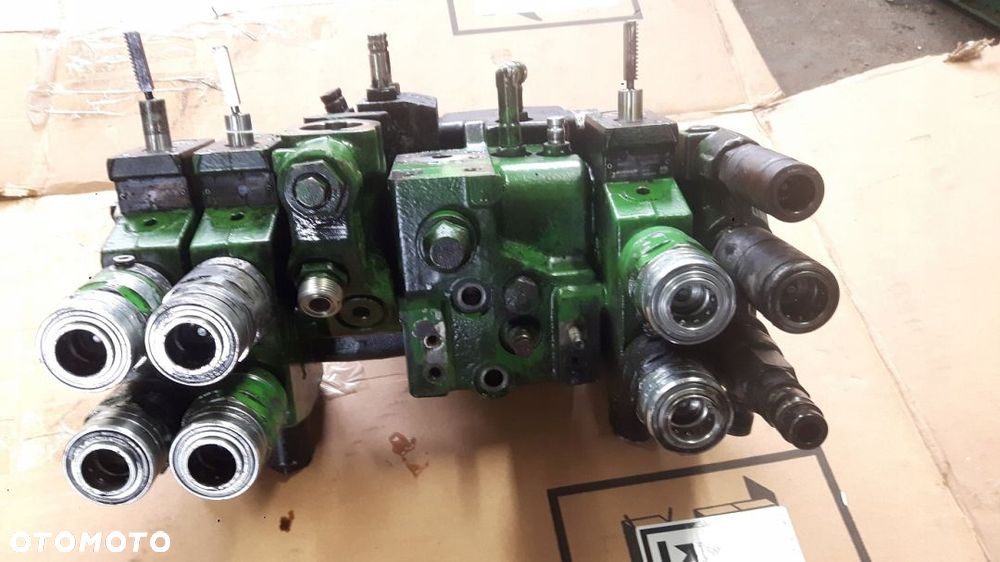 ROZDZIELACZ HYDRAULICZNY AL209370 JOHN DEERE 6125R - 3