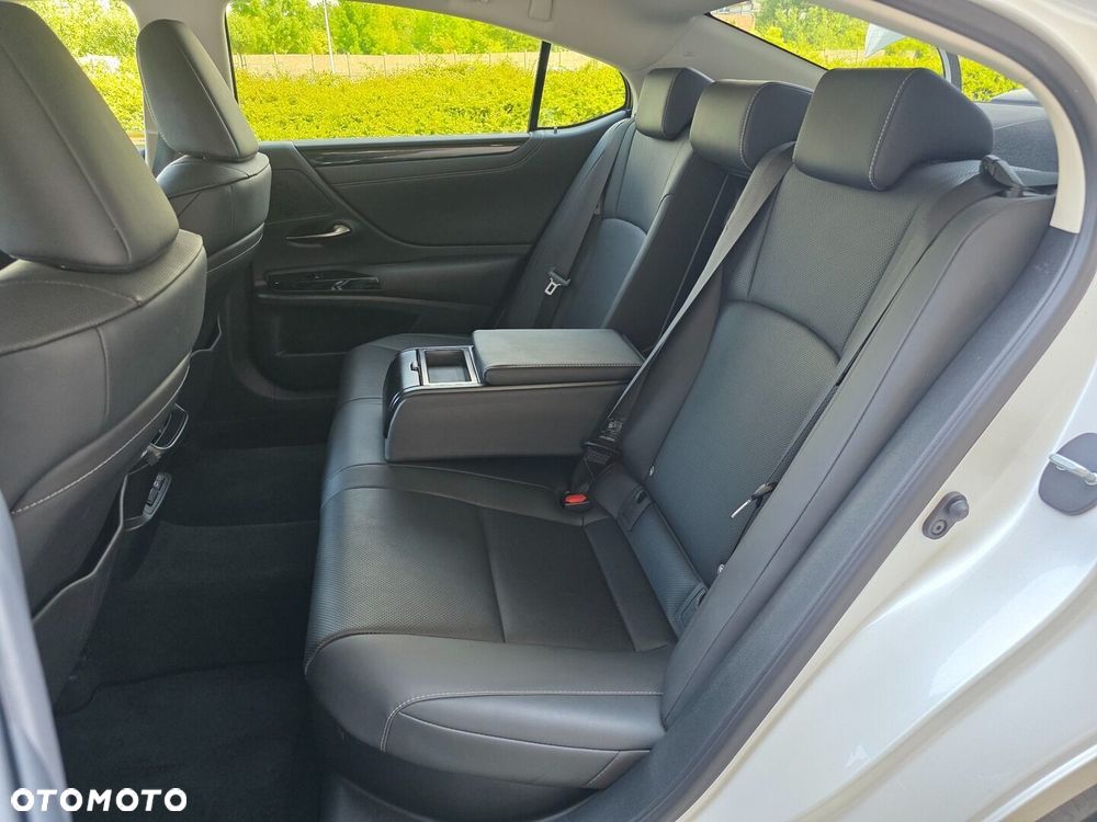 Lexus ES 300h Business Edition - 24