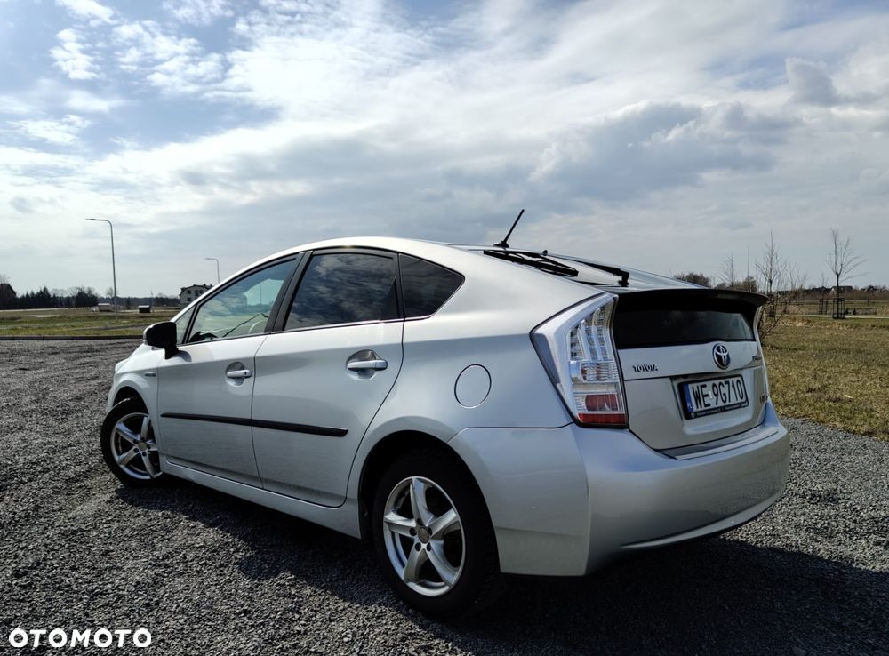 Toyota Prius (Hybrid) - 4