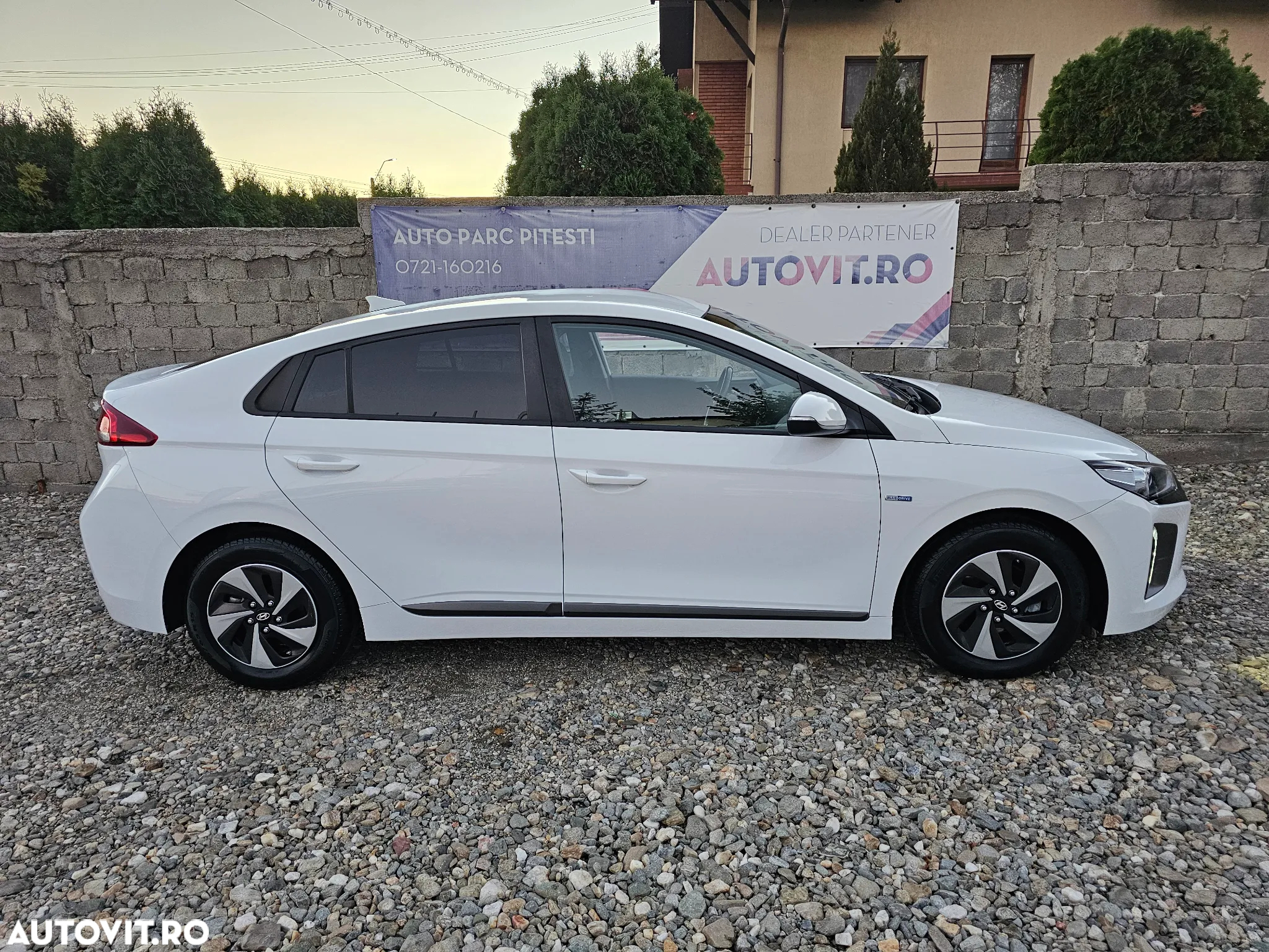 Hyundai IONIQ - 3