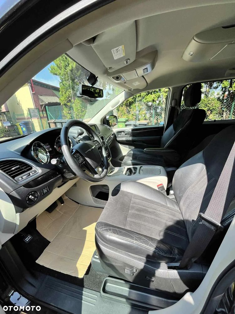 Chrysler Town & Country 3.6 Limited - 11