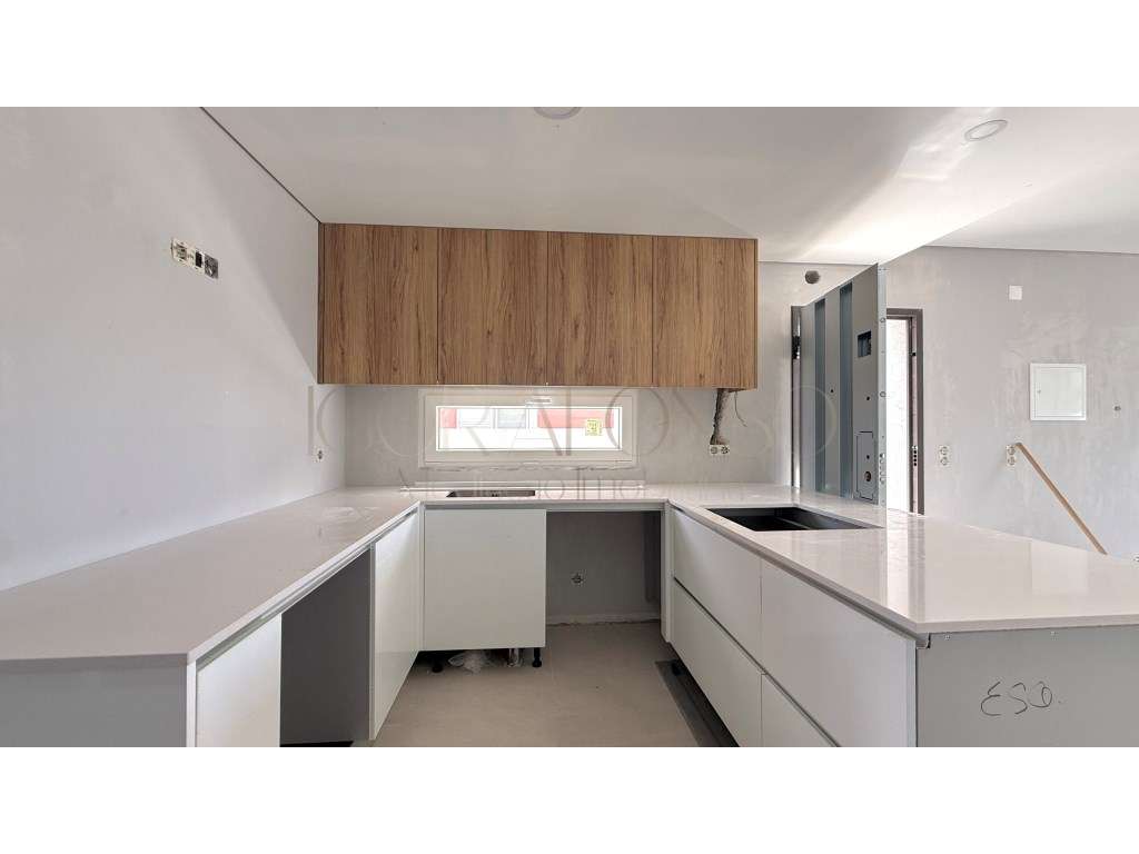 Moradia T3 com 2 Suites - Quase Pronta - Grande imagem: 2/32