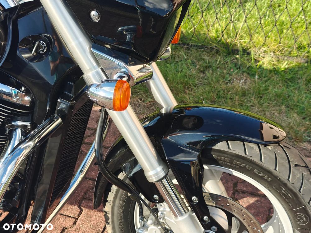 Suzuki Intruder - 10