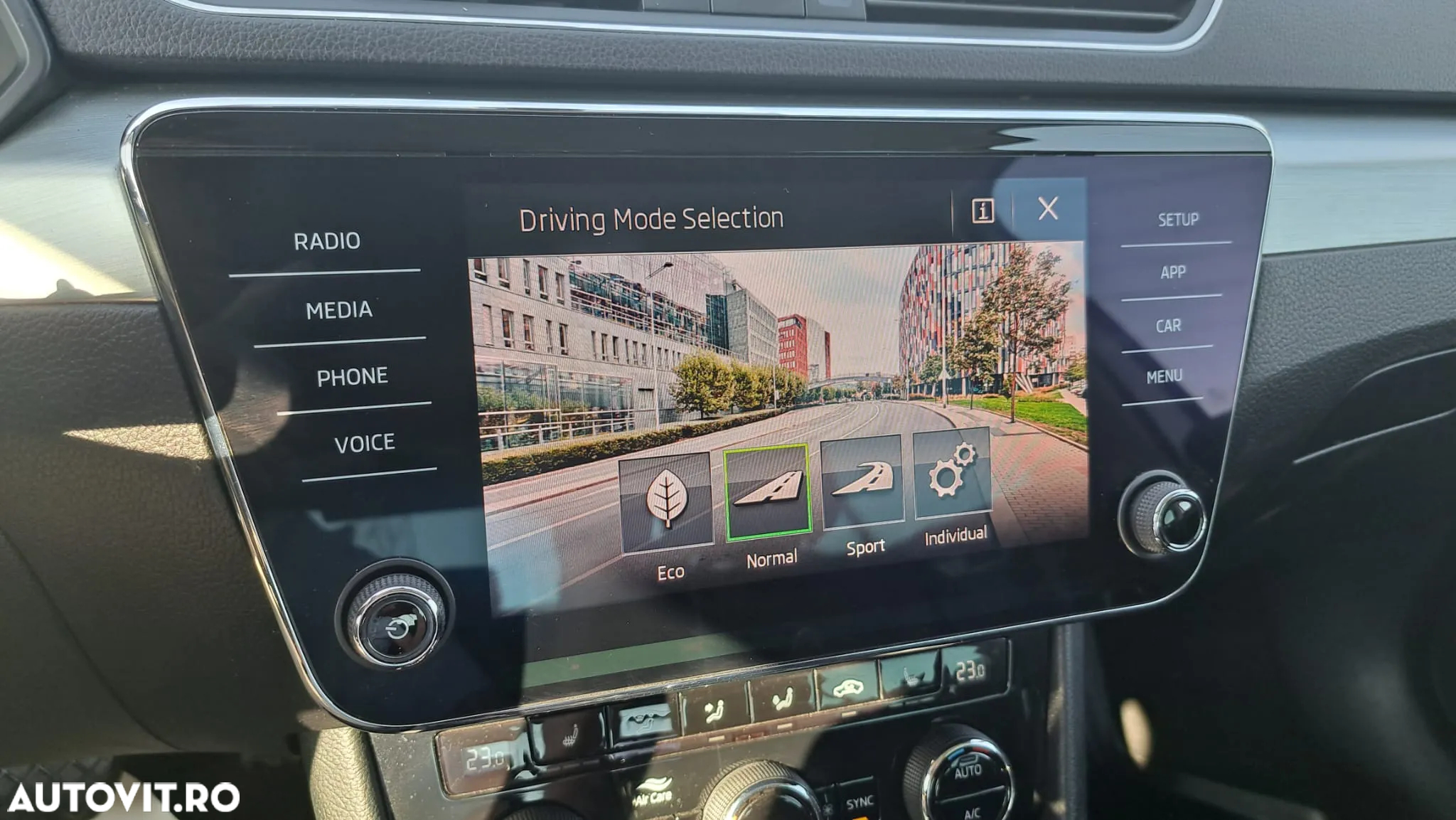Skoda Superb 2.0 TDI DSG Ambition - 8