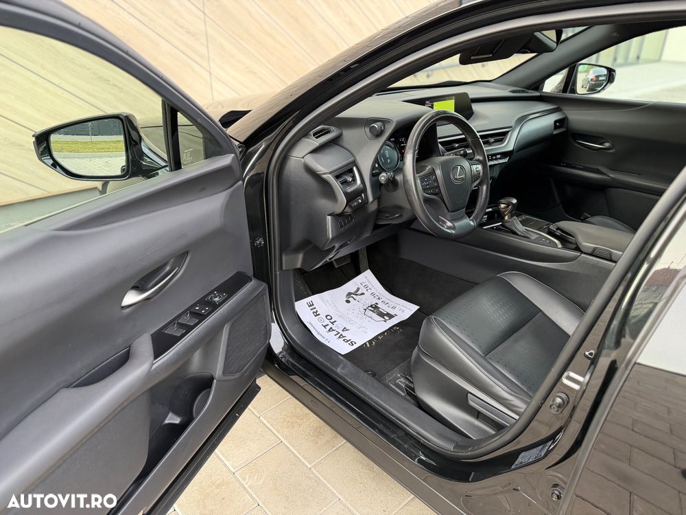 Lexus UX 250h 2.0L HEV 20H- (178 HP) 4X2 CVT Executive - 12
