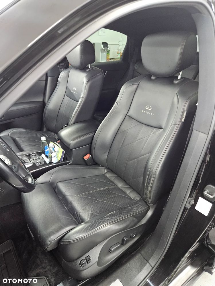 Infiniti QX70 - 12