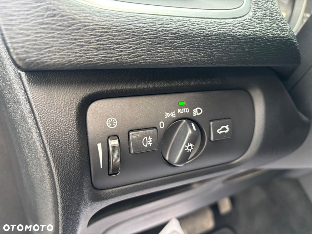 Volvo V40 D3 Geartronic RDesign - 28