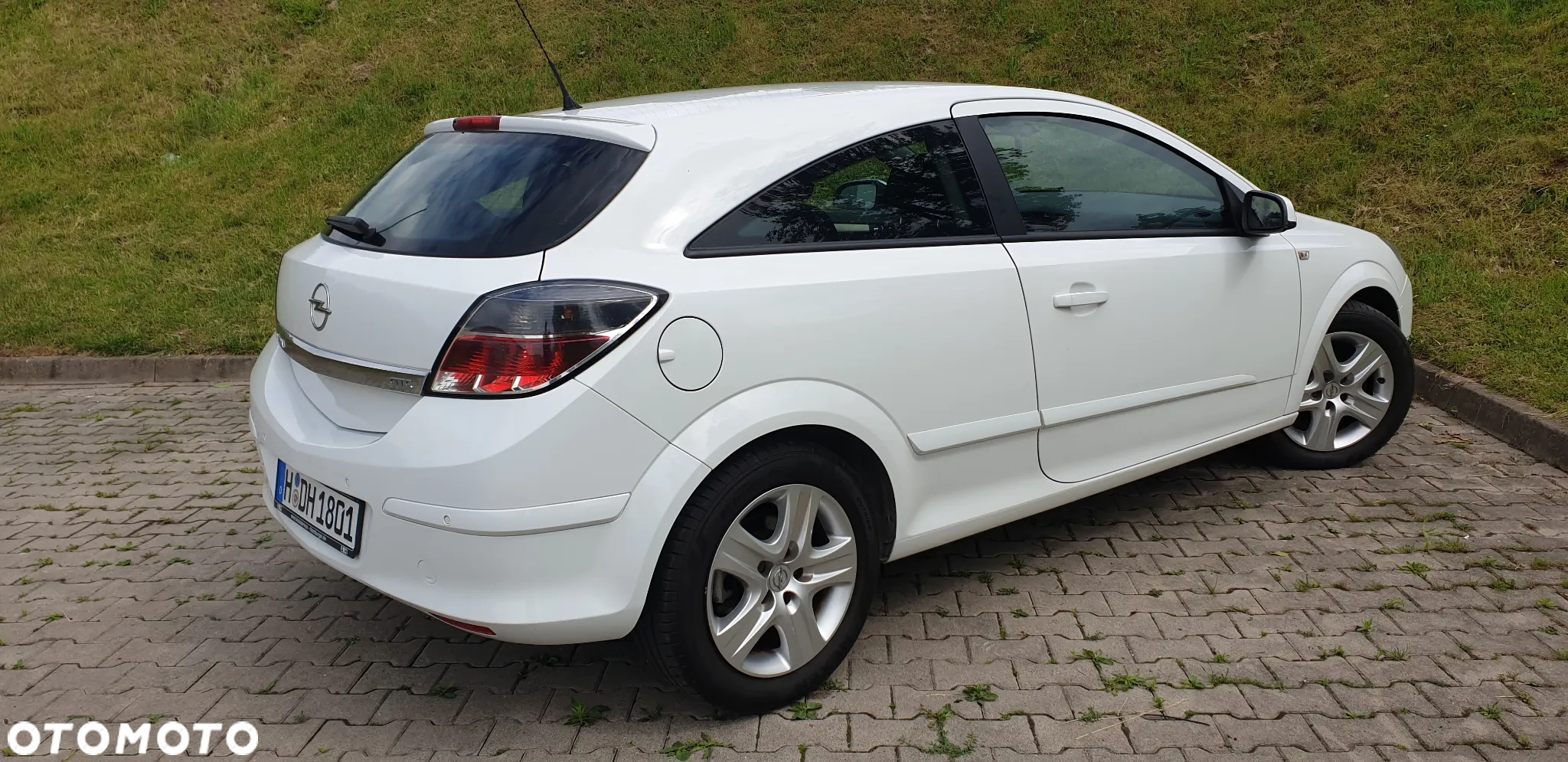 Opel Astra GTC 1.6 Cosmo - 19