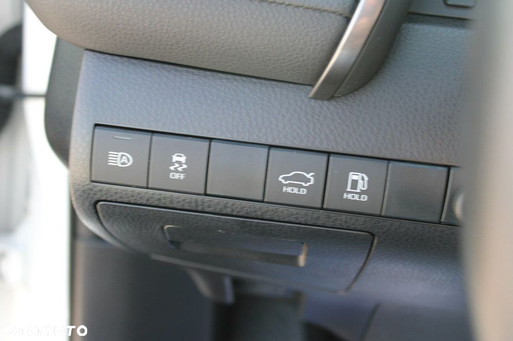 Toyota Camry - 17