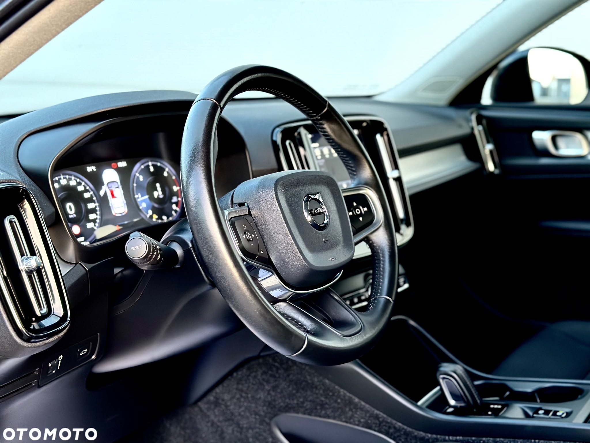 Volvo XC 40 D4 AWD Momentum Pro - 24