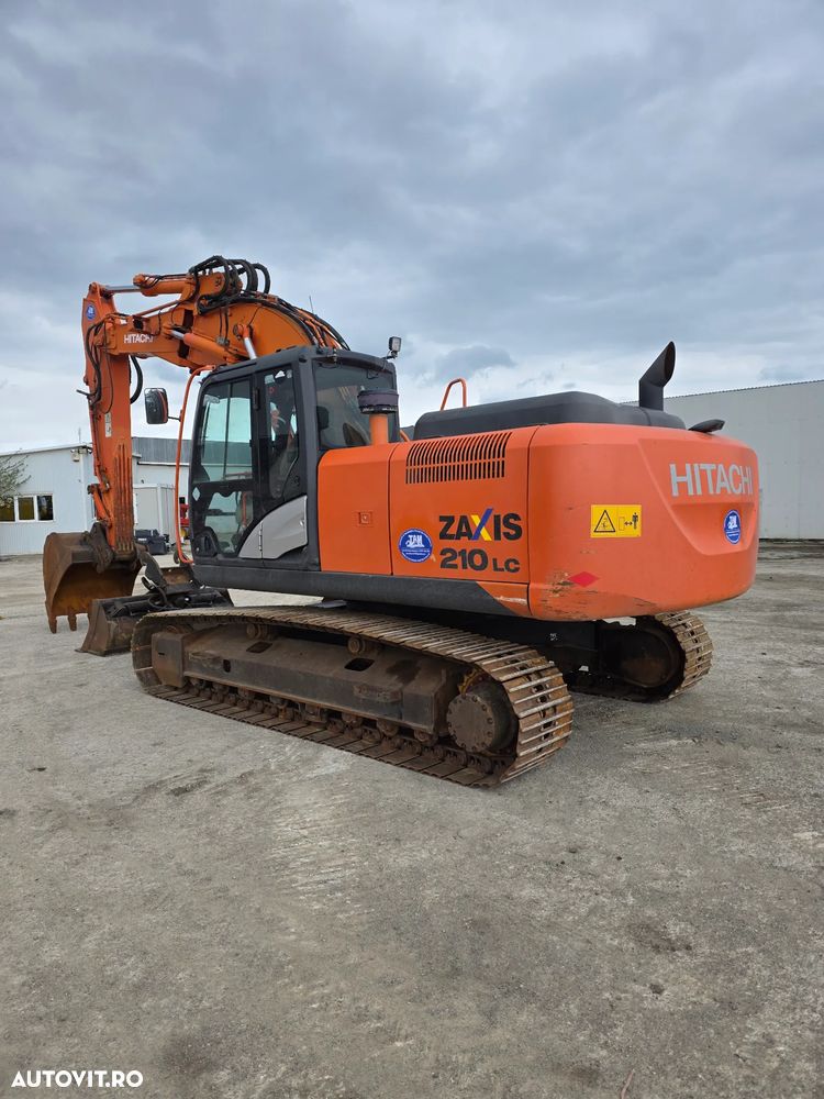 Hitachi ZX 210 LC excavator pe senile compact deporte. - 11