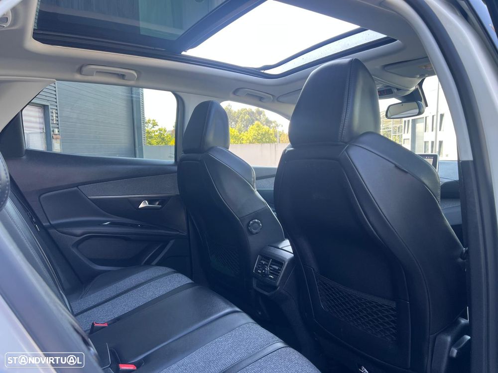 Peugeot 3008 PureTech 130 Stop & Start GPF EAT8 Allure — fotografia 19