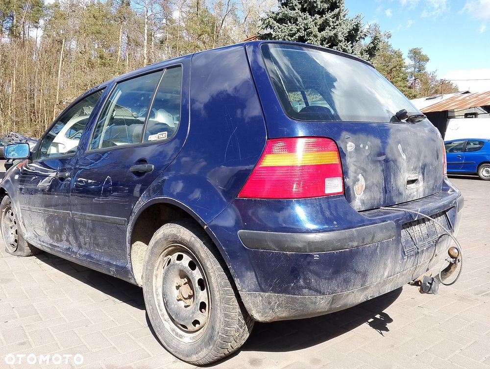 Volkswagen Golf IV (97-06r.) 1.6B 104KM. Silnik ATN,  AUS,  AZD,  BCB Skrzynia ERT,  DLP,  DNZ,  DRZ,  CZB,  DUS,  DUU,  DUV  lakier LB5N.Cały na części. GWARANCJA !!! Przód Tył Zestaw Komplet Drzwi Klapa Zderzak Błotnik Maska Grill Atrapa Szyba Pas Lampa Lusterko Boczki Fotel Kanapa Kokpit Deska Rozdzielcza Przełącznik Włącznik Sterownik Przewody Wiązka Instalacja Moduł Komputer Czujnik Listwa Pompa Alternator Wtryski Głowica Rozrusznik Kompresor Sprzęgło Dwumas Silnik Skrzynia ABS Klimatyzacji Paliwa Wspomagania Kolektor Turbina Przepustnica Zawór Chłodnica Koło Hak Belka Sanki Zawieszenie Mcpherson Półoś Amortyzator Wydech Tłumik Zacisk Most - 4