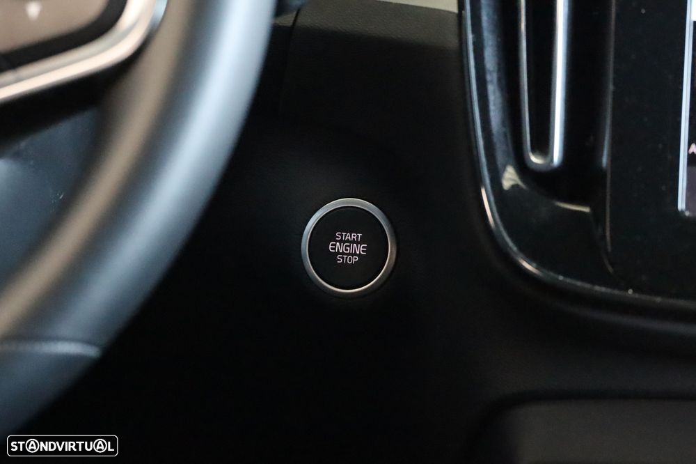 Volvo XC 40 2.0 B3 Plus Dark - 21