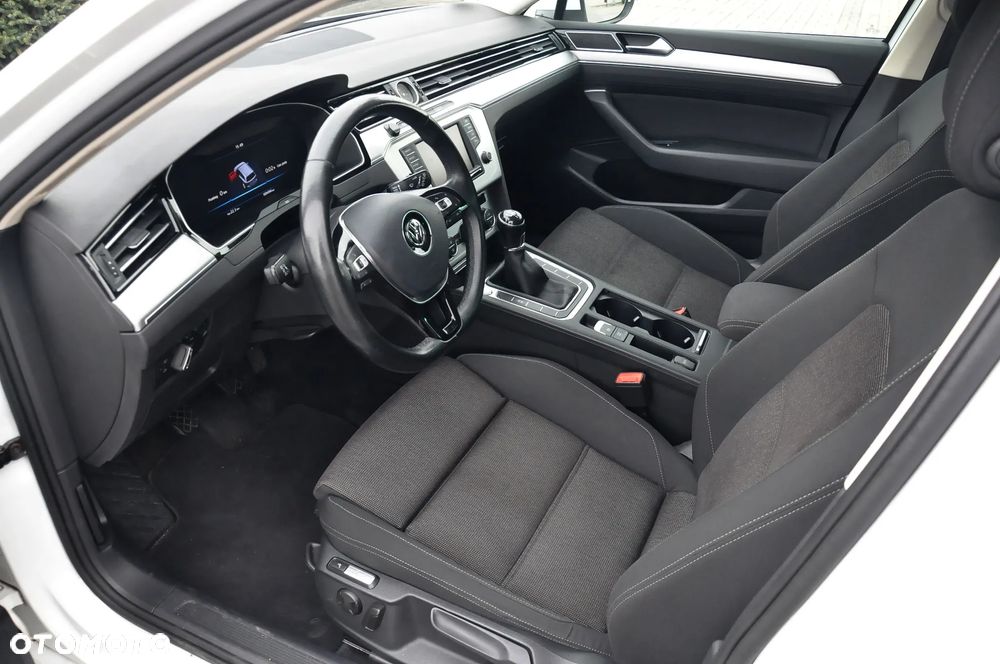 Volkswagen Passat - 25