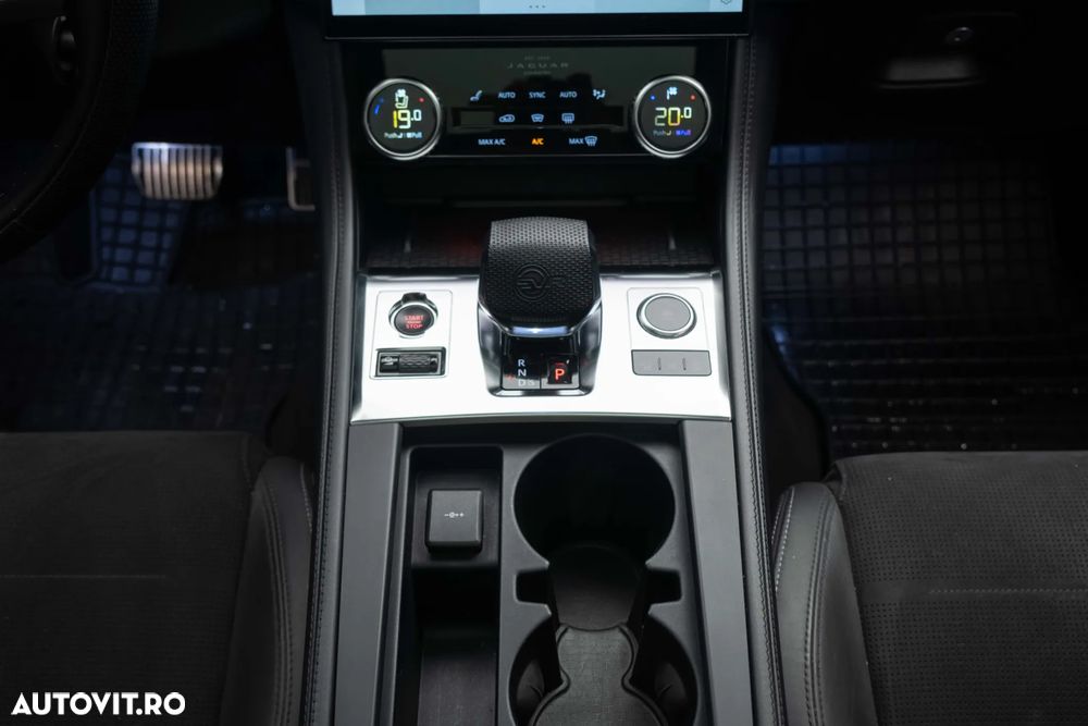 Jaguar F-Pace P550 AWD SVR - 34