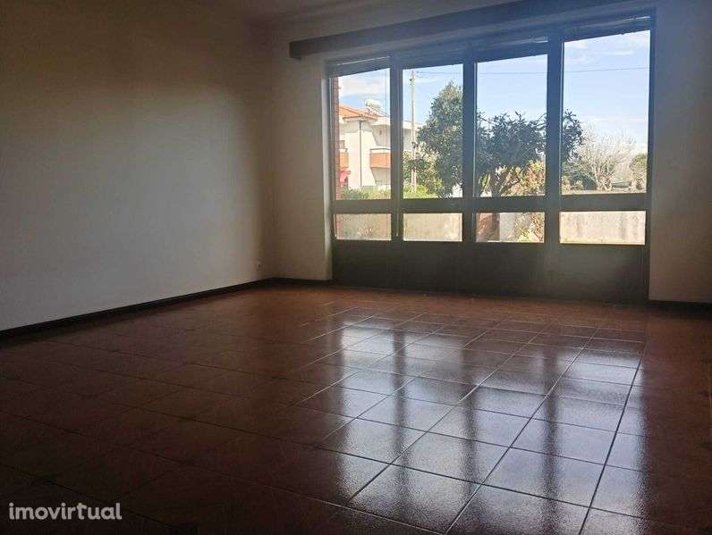 Arrenda-se T2 em rés-do-chão de moradia - Grande imagem: 2/10