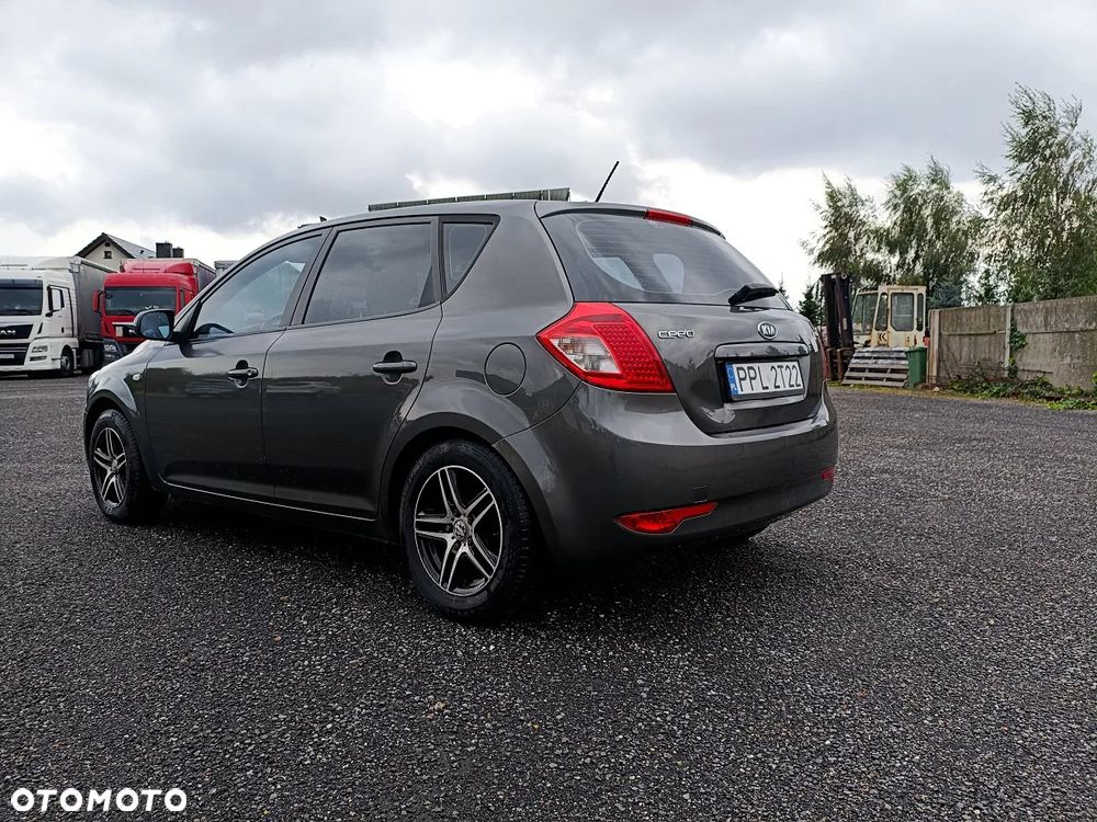 Kia Ceed - 8