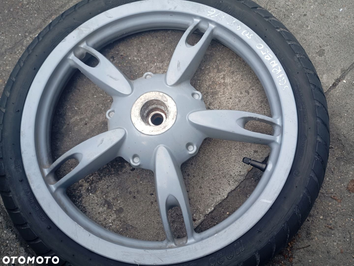 Aprilia Scarabeo 50 4T felga kolo tyl 90/80-16 - 4