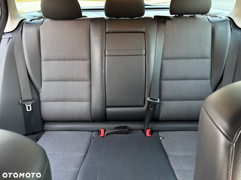 Mercedes-Benz Klasa C 200 CGI Automatik BlueEFFICIENCY Avantgarde - 26