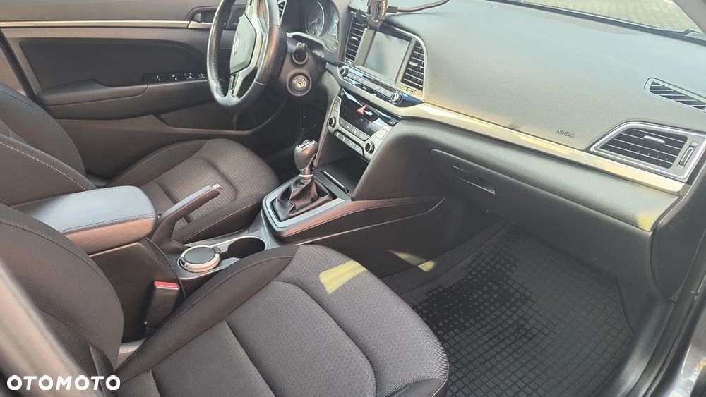 Hyundai Elantra 1.6 Comfort - 11