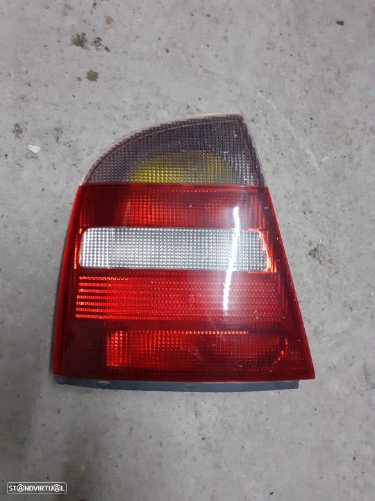 Farol tras lado condutor skoda octavia ano 2000 - 1