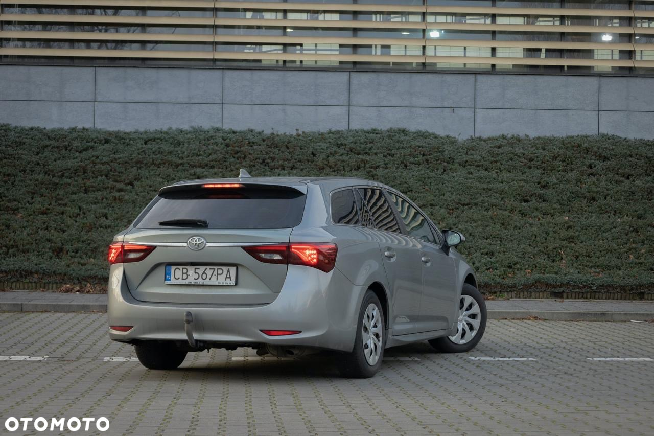Toyota Avensis Combi 1.6 - 12