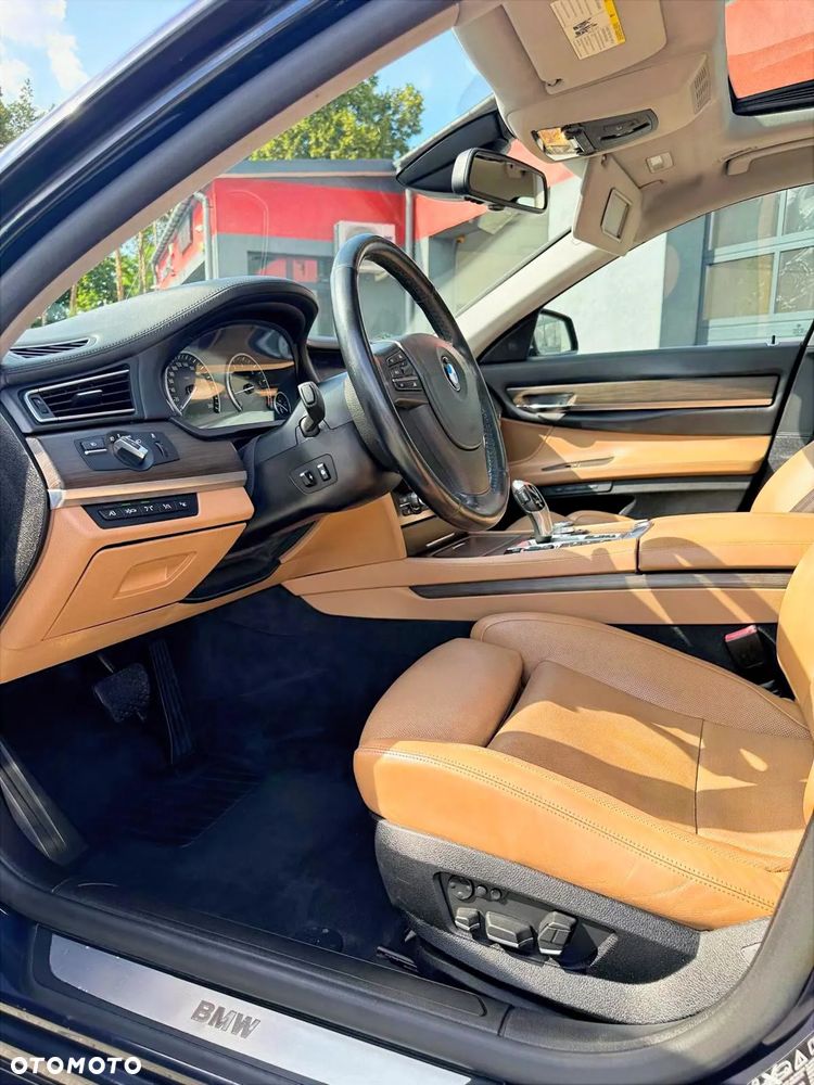 BMW Seria 7 750i xDrive - 11