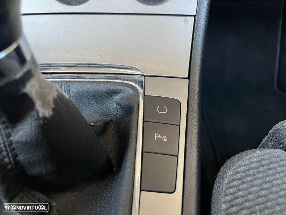 VW Passat 2.0 TDI Highline - 27