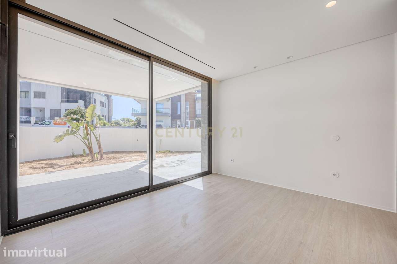 Moradia T4 com Piscina a 200m da Praia da Madalena - Grande imagem: 4/41