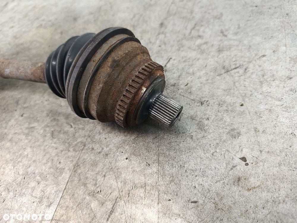 PÓŁOŚ LEWA PRZÓD AUDI 80 B4  2.0 8V - 2
