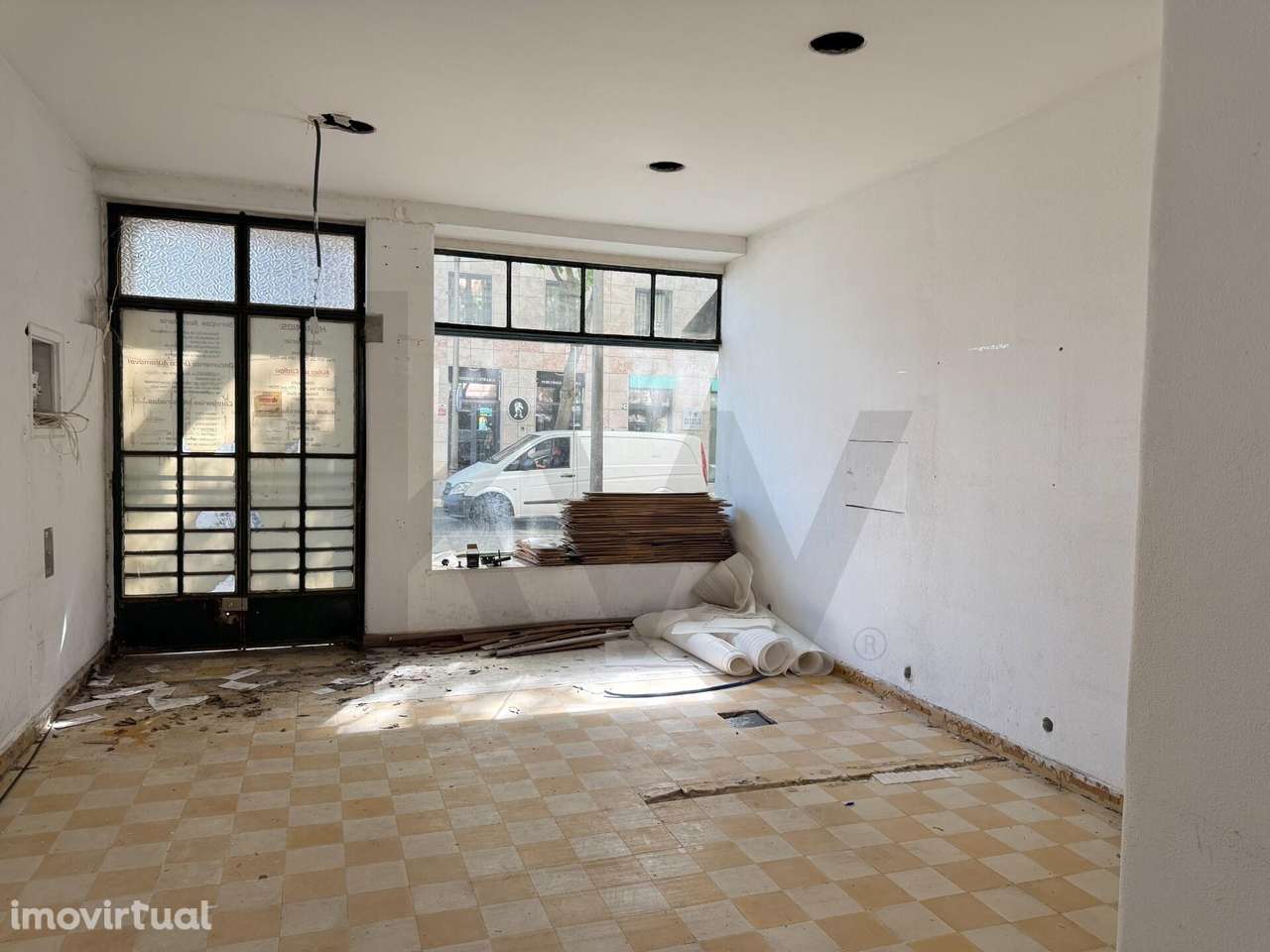 Loja para obras c/2 pisos e montra virada para a Rua Ferreira Borges - Grande imagem: 3/14