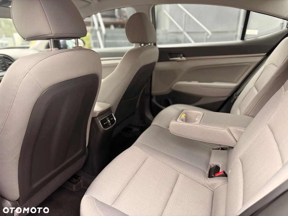Hyundai Elantra 1.6 Comfort - 8