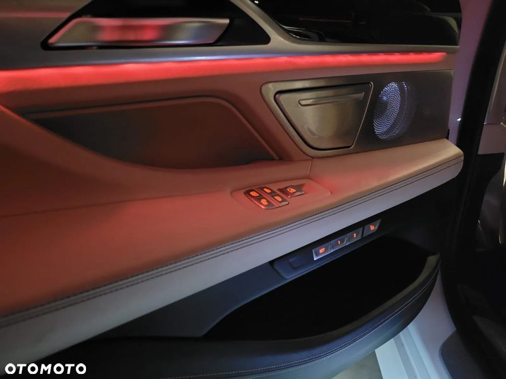 BMW Seria 7 750Li xDrive - 26