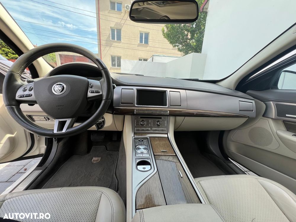 Jaguar XF 2.7D Luxury - 13
