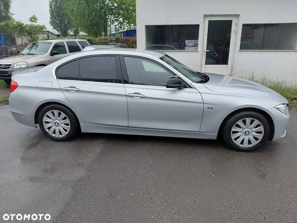 BMW Seria 3 320i Efficient Dynamics Edition Sport Line - 4